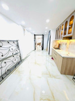 nhà mới vào ở ngay đường thành thái quận 10 - giá 4tỷ790 vị trí cực hiếm: sát ủy ban quận