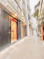 chính chủ nhờ bán nhà nguyễn văn cừ. 5 tầng dt: 44m2, rộng 4.2m. trung tâm, gần bãi đỗ xe. 11.5 tỷ