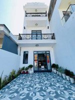 bán nhà 3 tầng ngay vincom dĩ an -100m2 - 5x20 - sân để xe hơi - chỉ hơn 5 tỷ.