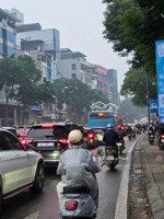 tòa văn phòng hơn 150m - ngã tư hồng tiến - nguyễn văn cừ. 5 tầng thang máy . dòng tiền 200tr/th.