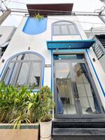 Nhà 3 tầng xây mới nằm kế trường THCS và chợ Bình Thủy