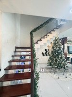 bán căn hộ penthouse giai việt, dt 315m2, 3pn, 4wc có nội thất, sổ hồng, giá 12.5 tỷ. lh0933888725