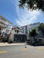 biệt thự siêu đẹp ngay trần não, quận 2 - dt: 20x30m - 4 tầng - hồ bơi + 6 phòng ngủ - giá: 160 tỷ