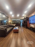 mặt phố hồng hà -hoàn kiếm -140m -3 tầng -mặt tiền 4,5m -kinh doanh bất chấp thể loại, vỉa hè rộng