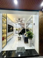 nhà đẹp ngõ văn chương, đống đa 20m, 5 tầng, giá 5.6 tỷ.