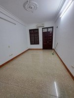 cho thuê nhà hoàng quốc việt, dt 50m2 x 4 tầng, mỗi tầng 2 phòng 1 wc, ngõ 6m ô tô đi lại, 17 triệu