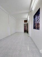 nhà trần hưng đạo gần chợ hòa bình , 1 trệt 2 lầu sân thượng, nhà sơn mới.