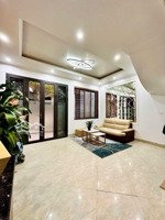 kim giang.5 tầng chắc chắn . hơn 9 tỷ.trước nhà có sân để xe rất rộng.phù hợp để ở. sát khu đô thị.