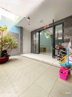 nhà nguyên căn có lầu lửng phòng khách trống suốt phù hợp kinh doanh ở.