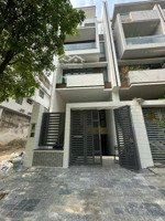 nhà mới nguyên căn 5x20m , 1 hầm 4 lầu, 4pn , 5 wc , thang máy, máy lạnh, cho thuê 38tr/ tháng.