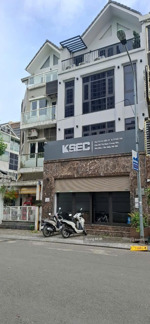 cho thuê tòa nhà số 7a ngõ 30 nguyễn thị định. dt: 80m2 x 7t. mt: 5,5m. có thang máy. tk: sàn thông