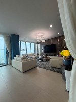 gia đình cần bán căn 3pn 136m tòa the nine,căn góc ,giá 15 tỷ ,có slot xe.lh 