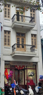 chính chủ cho thuê nhà mặt phố văn miếu. 130 m2 x 3 tầng. mt 6m. 120 triệu/tháng