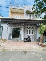 3 tỷ 590tr, còn bớt
nhà 1 trệt 1 lầu 1 tum kdc đất mới, gần ngã tư chiêu liêu, dĩ an