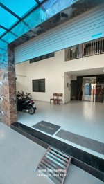 bán tòa nhà căn hộ mới, gần biển đang có dòng tiền 50 tr/ tháng. dt 120 m2 ngang 8.6m, xây 5 tầng.