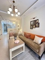ngay chợ hoà hưng quận 10 - 3 bước ra mặt tiền - 42m2 - 2 tầng - nhà mới - chủ để lại hết nội thất