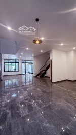 cho thuê nhà phố 7x20m. trệt 3 lầu. 6pn. tầng trệt trống suốt. nhà mới 100%. giá 45tr/tháng