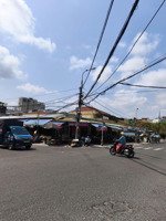 bán nhà 3 tầng - lô góc 3 mặt tiền - ngay chợ hòa cường - đang cho thuê kiot và căn hộ. giá cực tốt