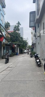 nhà 4 tầng tự khoát gara oto trong nhà. kinh doanh. chủ cần bán gấp chỉ hơn 10tỷ