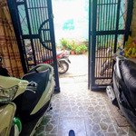 nhà 4 tầng, nở hậu, 3 pn, sân sau, sân thượng, xe hơi đậu cửa, gần chợ hoàng mai