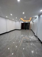 cho thuê nhà mp phạm ngọc thạch, dt: 70m2x4 tầng, mt: 4m, giá thuê 28tr, đỗ được ô tô, nguyên căn