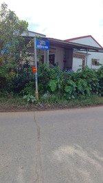 rộng 7,6m , dài 24,2m ,có đường trước rộng 5m , ô tô di lại thuận lợi , có đường phia sau