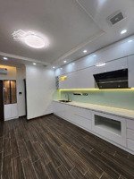 đống đa, nhà mới 56m2, 5 tầng, ngõ thông, gần ô tô, giá chào 9.5 tỷ