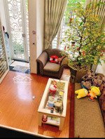 vị trí: nằm ngay chợ, trường học các cấp,bệnh viện, uỷ ban quận.