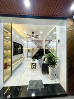 bán nhà ngõ chợ văn chương. xây 18m2 x 5 tầng. có sổ đỏ riêng. giá 5,6 tỷ.