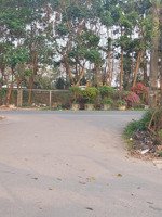 mảnh đất vô cùng thuận lợi cho giao thông , 5 phút sang phố , 8 phút tới sân bay .