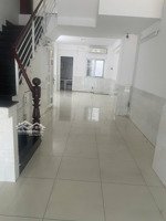 chính chủ cho thuê mb mt thành thái p.12 q10 4x16 trên là 9 chdv có hầm vỉa hè lh ngân