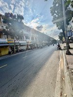 nhà trệt lửng 48m - mở nail - kinh doanh ngay trung tâm quận 1 cách mặt tiền 1 căn