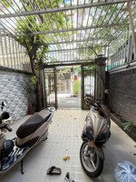 căn nhà thật mát mẻ , bình yên nhưng đành phải nhượng lại