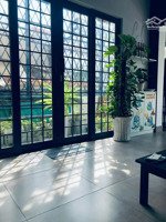 sát q10! cho thuê gấp nhà 2 tấm đường 8m thiên phước. dt: (5,5x10)m giá: 15 triệu/tháng