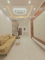 bán nhà xây mới phố thái thịnh. cách ô tô 30m. ngõ thông đẹp . sổ đỏ nở hậu