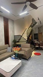 nhà kiệt trần đình tri nhà mới xây 3 tầng 3 mê full nội thất
căn nhà thiết kế hiện đại,