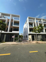 chuyển nhượng lại 3 căn nhà tại trn trà vinh vị trí view công viên 2 mặt tiền