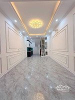 ngay ngã tư lò đúc - có căn nhà hiếm - 5 tầng - vài chục mét ra phố - bãi gửi ô tô - loanh quanh 8