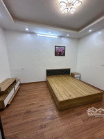 tôi chính chủ bán căn nhà ngõ trần khát chân đầy đủ. nội thất chỉ việc vào ở sát mặt phố