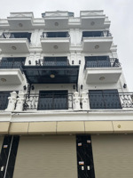 bán nhà toàn lạc ngay tt chúc sơn vài bước chân ra đường oto mà giá chỉ 4.3x tỷ x5 tầng