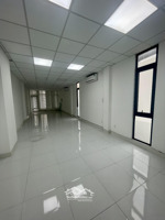 văn phòng 70m2 trống suốt sát khu phú mỹ hưng sẵn máy lạnh, thang máy, hình thật