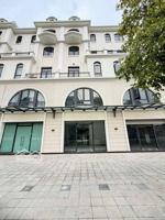 cho thuê căn 109 m2 , trục chính to 20 mét thích hợp làm văn phòng , kinh doanh buôn bán