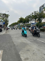 nhà 5 x 13m - xây 3 tầng khu đường trần não - gần chợ đo đạc - bán 15 tỷ