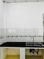 cho thuê nhà 100m² 2 phòng ngủ lớn, phòng khách rộng, nhiều cửa sổ thoáng mát