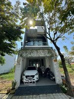 cho thuê nhà nguyên căn gần vinhomes 10tr/th kết cấu: 1 trệt 2 lầu diện tích: 3 phòng ngủ