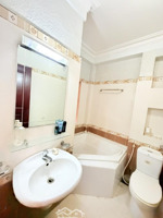 bán nhà phú nhuận hxh 65m2 5 tầng 6 pn chdv sát mt nguyễn công hoan 10.5 tỷ.