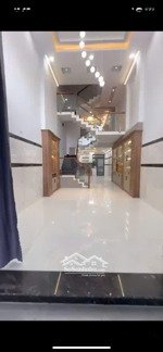 bán nhà 4 lầu đường phan văn hớn cách trường chinh 200m.