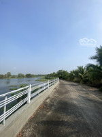 bán đất mặt sông lớn sông ông kèo, đường xe hơi tới đất, có sẵn vườn dừa đang thu hoạch shr