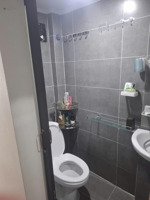 4 phòng cá nhân, 2 vệ sinh, đầy đủ điều hòa, máy giặt điều khiển từ xa, tủ lạnh, tất cả còn mới