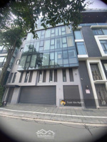 cho thuê showroom, văn phòng,...hoàng quốc việt dt 180m x 6 tầng, mt 10m, giá thuê 225 triệu/ tháng